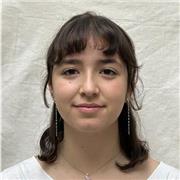 Soc una estudiant d'humanitats amb un bon nivell de català (C1) i anglès (C1), disposada a fer classes a nens i adolescents.